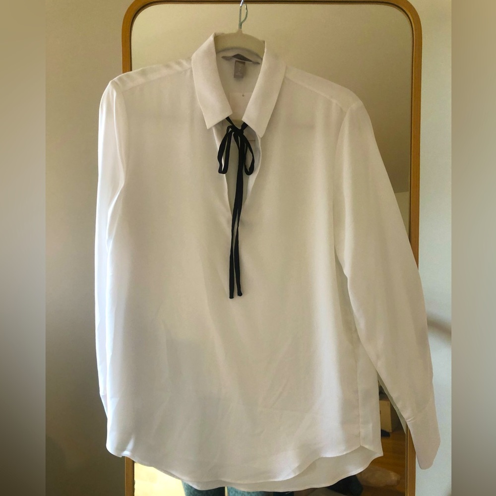 While blouse with black tie details. Small